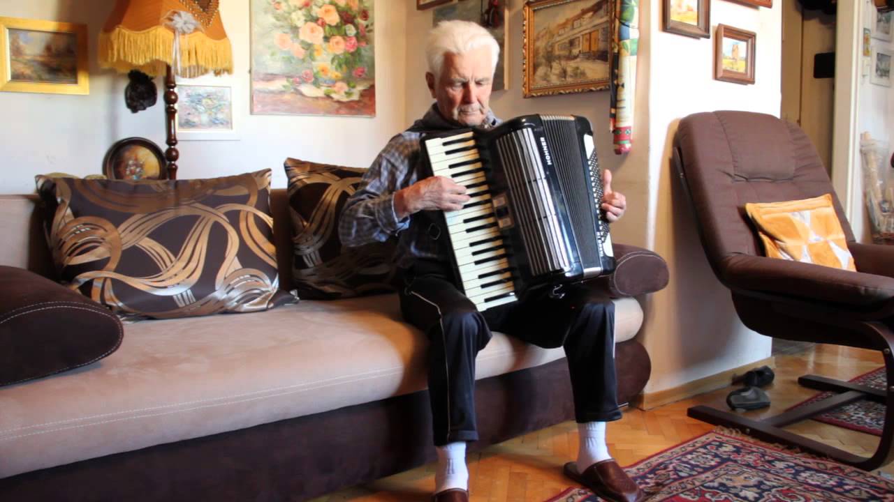 Jan Bułczyński gra na akordeonie 