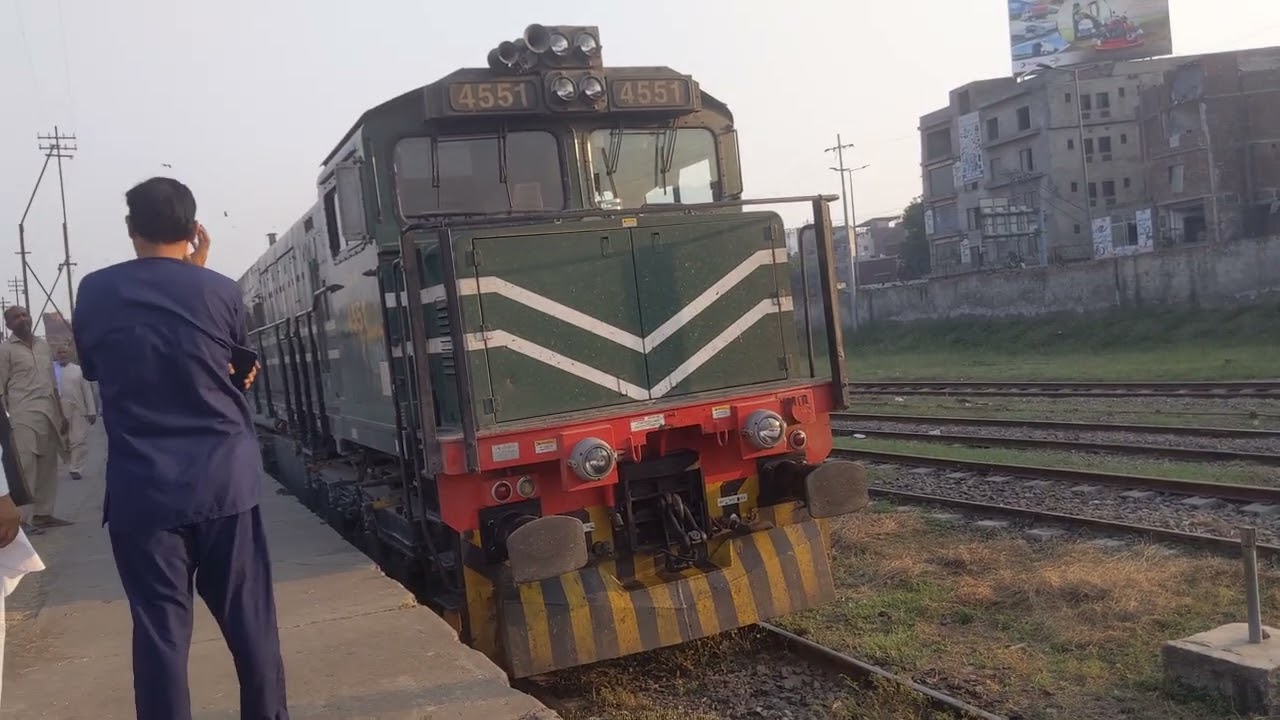 Поезд Субак Харрам 103up из Лахора в Равалпинди отправляется из Лахора. Пакистанские железные дороги
