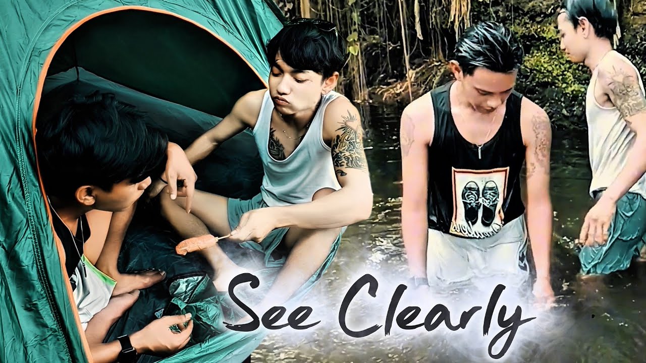 Camping Di Hutan Sambil Memasak Sosis Bakar