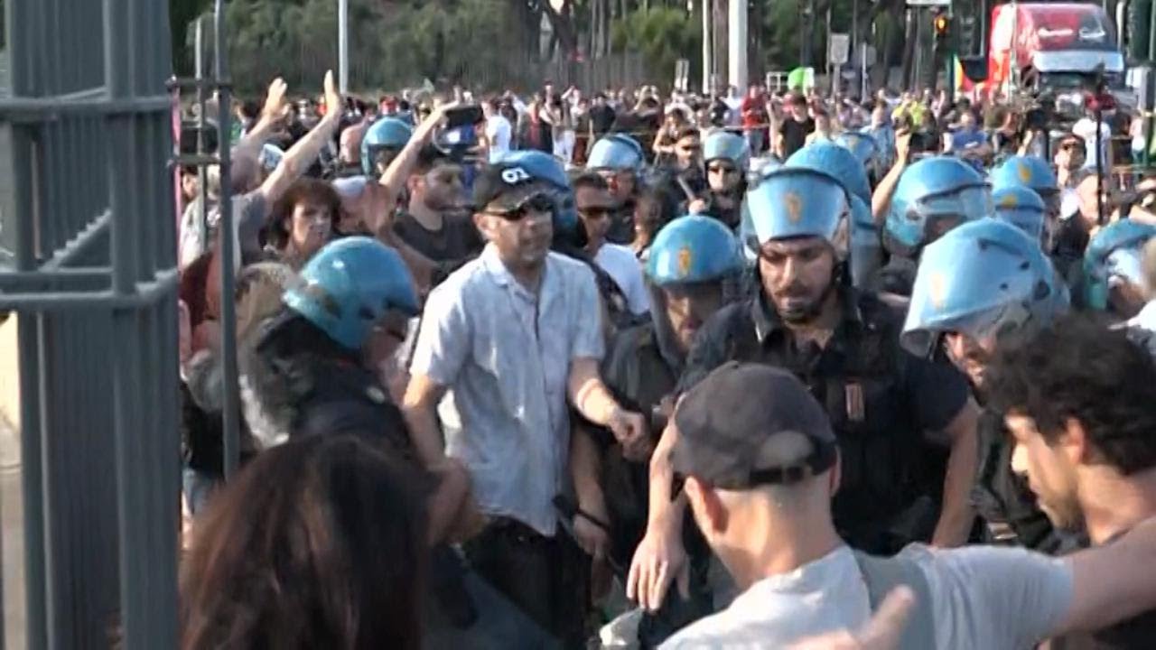 Giro d'Italia, tensione tra polizia e manifestanti anti Israele