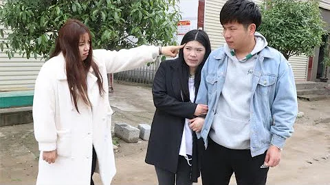 董事长穿破衣服相亲，遭到势力女方嘲笑，3个月再见女方高攀不起【小白导演】 - 天天要闻