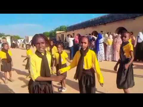 غناء الطلاب المتخرجين في حفل اليوم العالمي للمعلم استعراض فرقة رياض الطفولة 