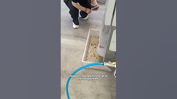 The sorting machine separates the plastic stoppers from the broken materials of the infusion bottles