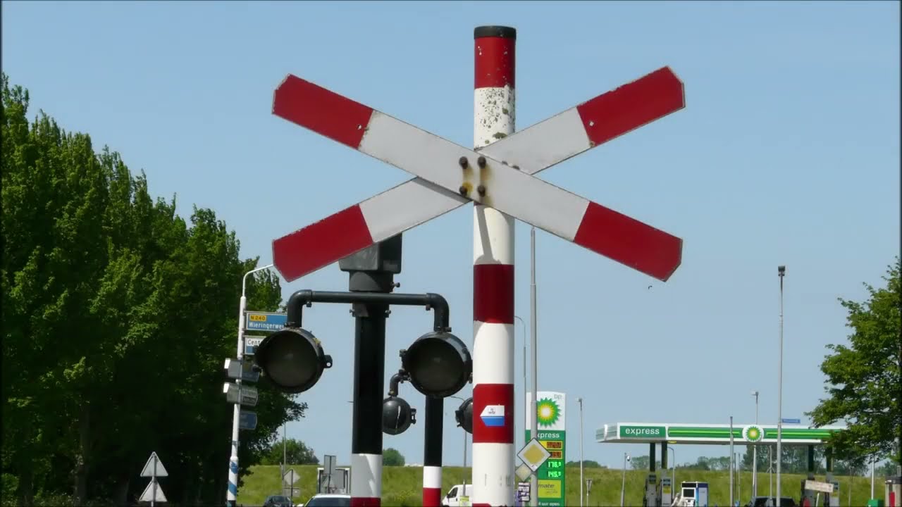 Spoorwegovergang Medemblik // Dutch railroad crossing