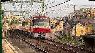 京急2100形2117Fが快特泉岳寺行として屏風浦駅2番線を通過するシーン
