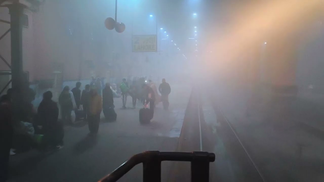 Train Entering Lahore Station | Extreme Winter Morning 7 AM 🚆| Train in Fog