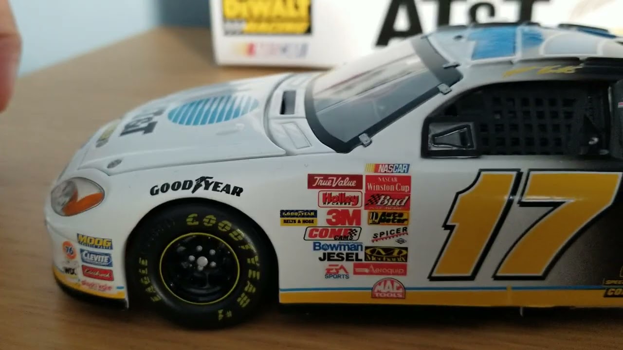 Miniature Matt Kenseth Dédicacée – Team Caliber 1/24 – Bayer #17 – 2003 – NASCAR