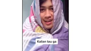 Cewek yang jilbob an pake selimut,