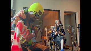 Maddie Ashman x MonoNeon... microtonal jam (in berlin, germany at brewery studios)