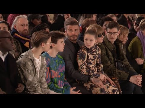 Vídeo: Harper Beckham fez sucesso no desfile de moda Victoria Beckham