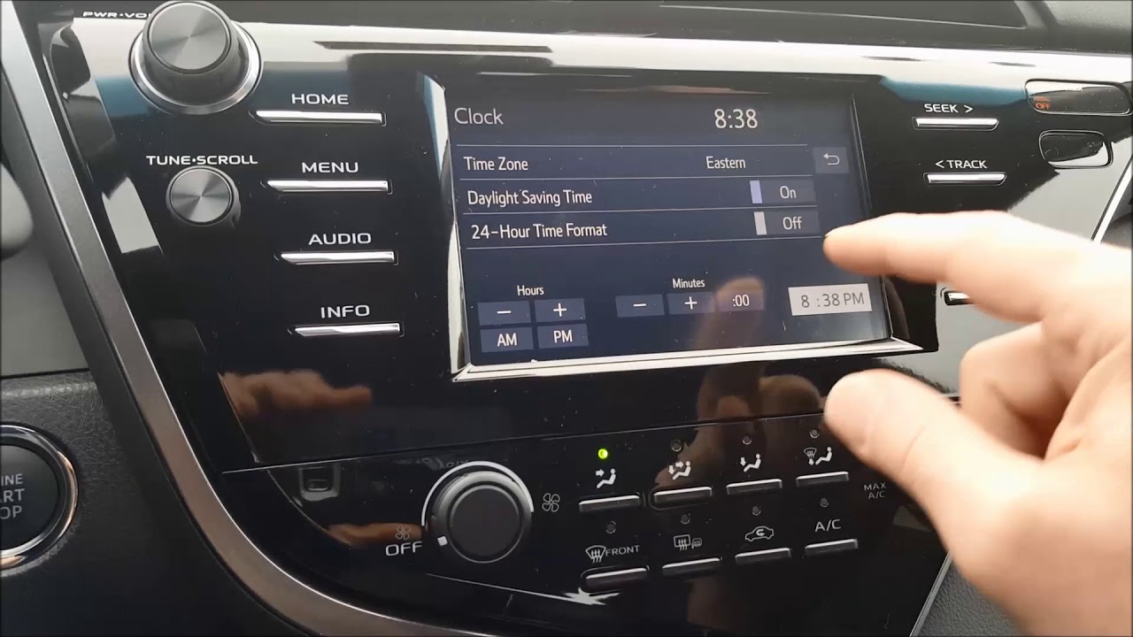 Setting the clock in a 2018 Toyota Camry