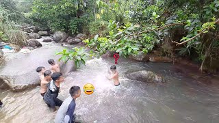 Grombolan Bocah Mandi Di Sungai