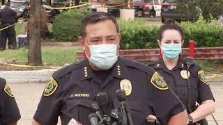 Houston's top police officer lashed out at judges and the legal system
after saturday's shooting death of a stabbing suspect. details:
https://abc13.com/6188...