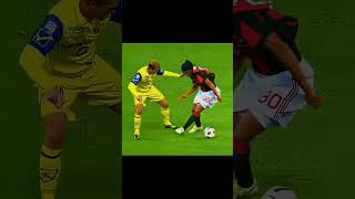 The magician Ronaldinho #football #ronaldino #viral #skills #footballskillschallenge #fouryou