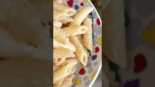 Pennette con aglio olio peperoncino e crema di pecorino romano