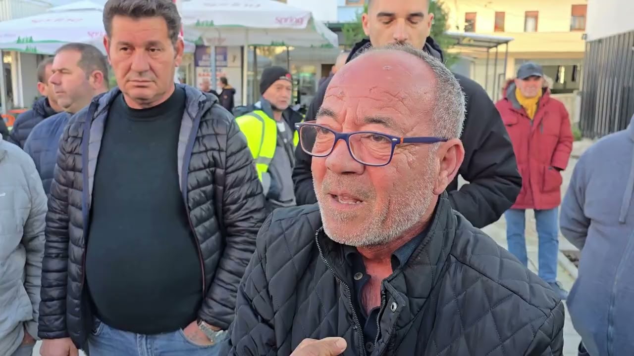 Top Channel/ Protestë në Vlorë, drejtuesit e autobusëve kërkojnë ndalimin e furgonave të paligjshëm