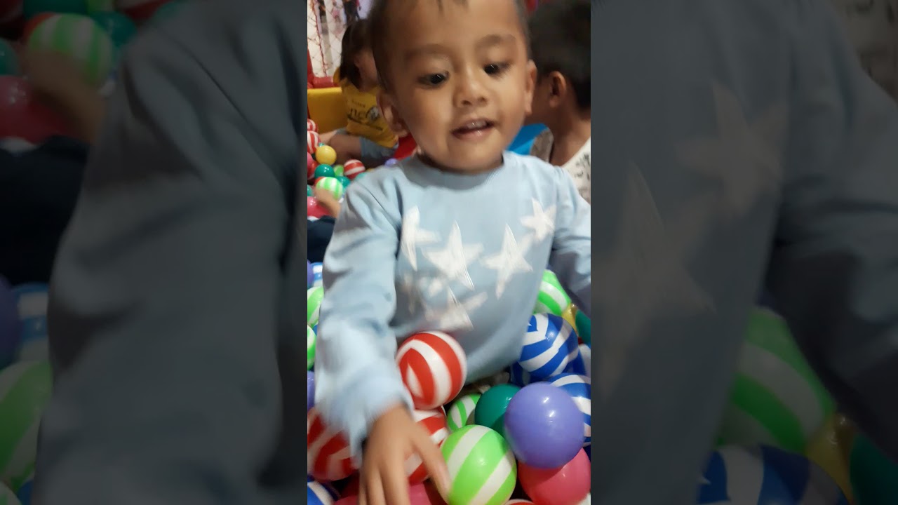 Main bola kakak azka 