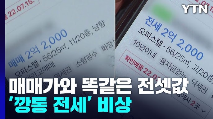 다양한 서류, 계산기, 여권, 열쇠 등이 놓인 책상 이미지, 서류 준비를 상징