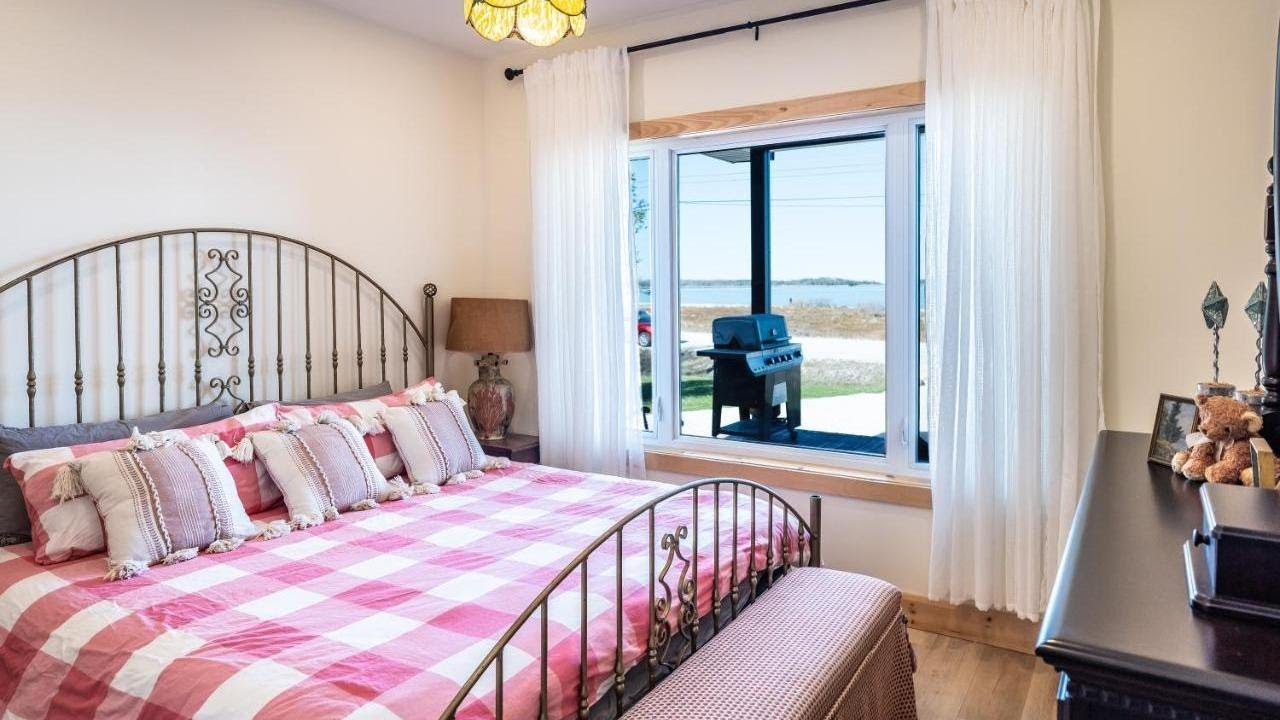 Lakefront Luxury Cottage Shining Star Close to Sauble Beach, Wiarton