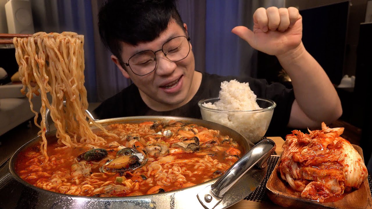 Mukbang 먹방창배 생물 굴 전복 홍합 가득 넣고 해물라면 Spicy Seafood Ramyeon kfood eatingshow realsound
