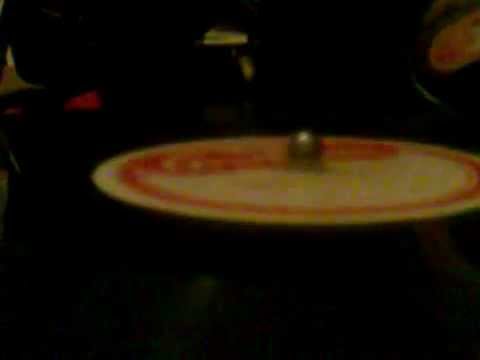 Zeki Müren - Benden Kaçarak Kol Kola Bir Yaz Günü Erken (taş Plak)