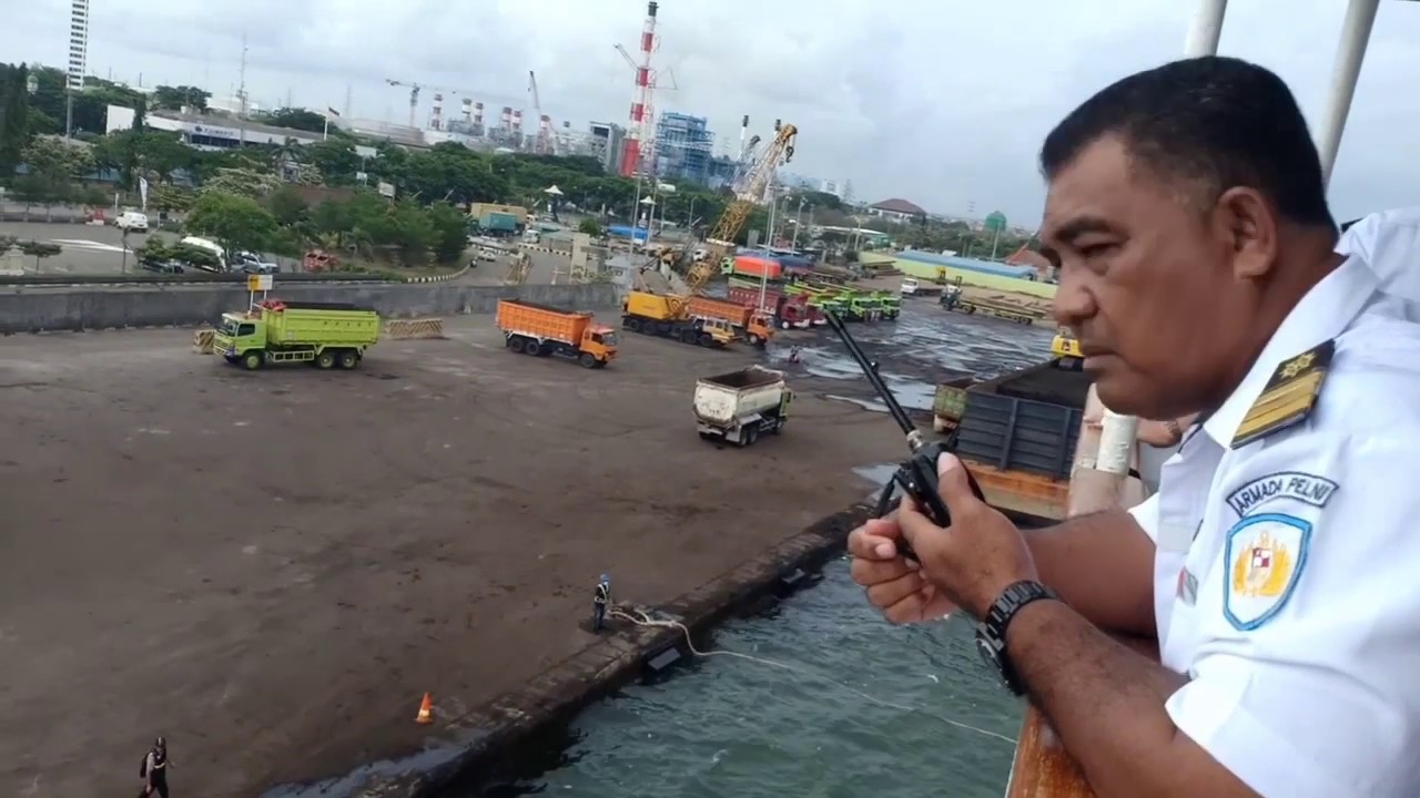 Proses sandar KM KELIMUTU di Pelabuhan Tanjung Emas