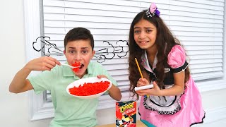 Heidi Çocuklar Için Yiyecek Oyuncaklarıyla Restoranda Oyun Oynayan Gibi Yapıyor