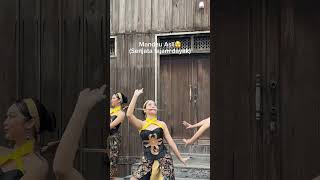 Tarian Dayak Menggunakan Senjata Asli Mandau