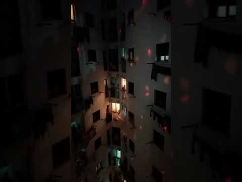 Espectacular homenaje con luces a los sanitarios en un patio interior de Antonia C&eacute;spedes, este domingo