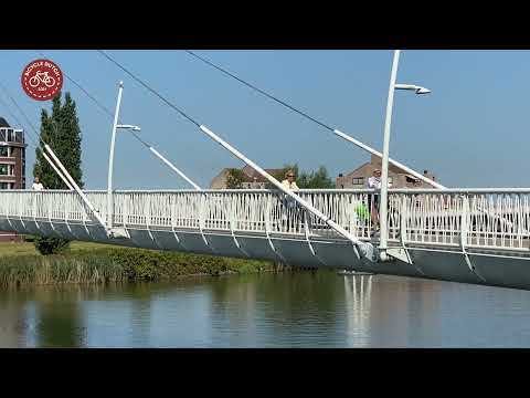 Een enorme fietsbrug die twee kleine Nederlandse steden met elkaar verbindt