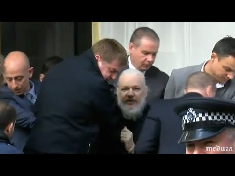 Полиция вынесла Джулиана Ассанжа из посольства Эквадора - Полиция вынесла Джулиана Ассанжа из посольства Эквадора