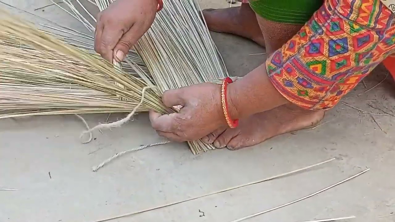 নওগাঁ জেলা, পত্নীতলা উপজেলার, বাঁশের কাঠির, ঝাড়ু কারিগর। bamboo stick, and jharu craftsman.