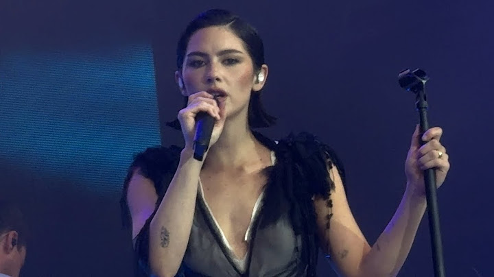 Gracie Abrams singing I told you things in berlin lollapalooza 