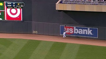 SEA@MIN: Parmelee makes a nice snag against the wall