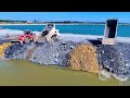 EP04! new project! Use bulldozer to carefully move dirt from a 25-ton dump truck into the water