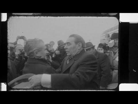 Video: Pe cine a sărutat Brejnev în caricatura desenată pe Zidul Berlinului?