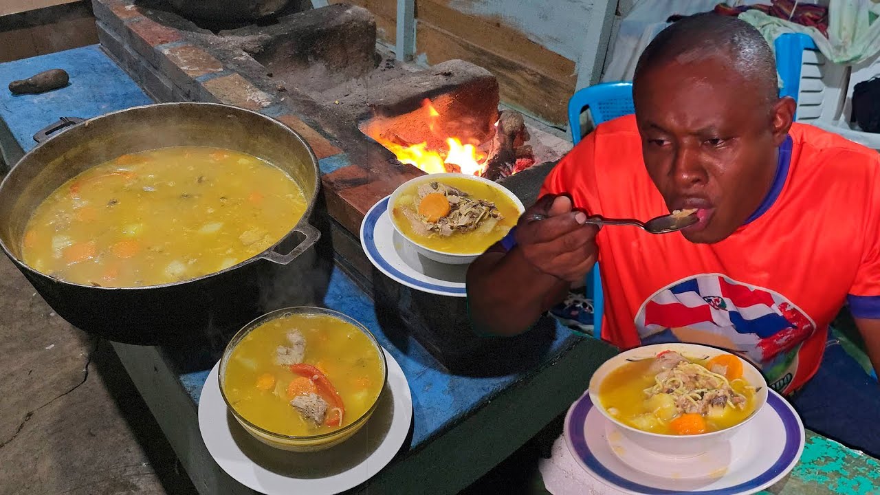 Вот как Карина готовит лучший суп из тунца, доминиканское блюдо.