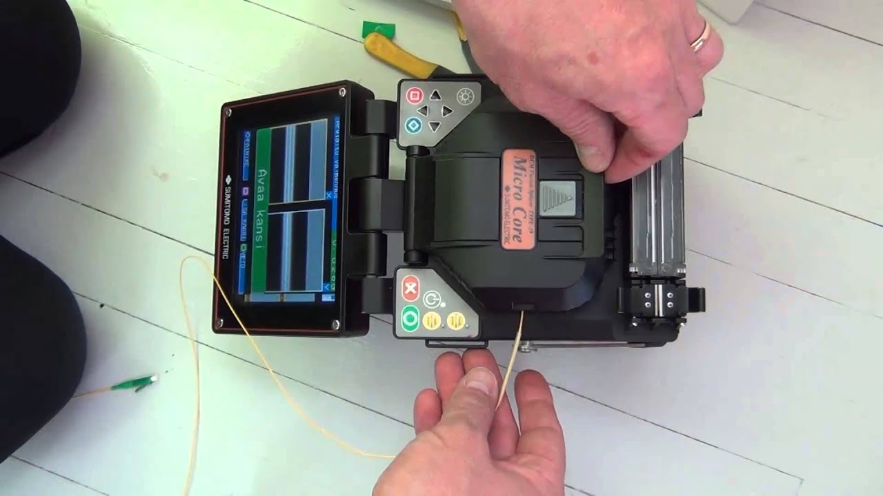 Valokuituverkon rakentaminen; päätelaitteen kytkeminen verkkoon.