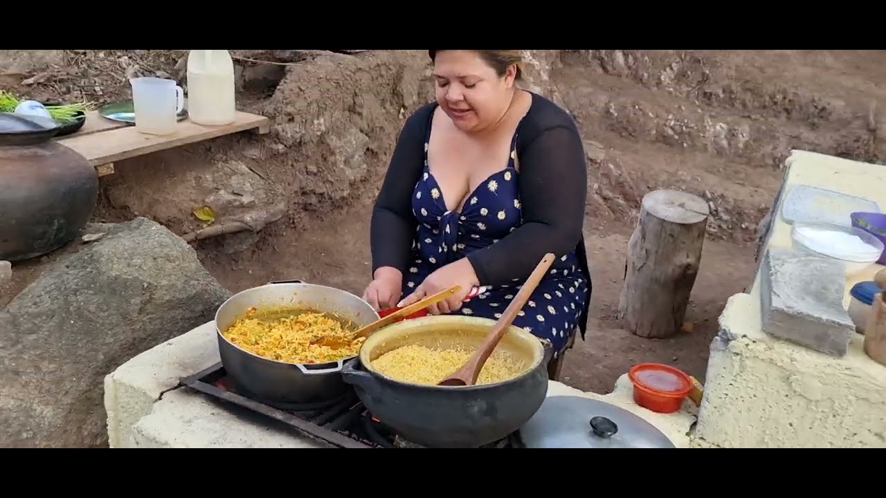 Anthony Mori y Carmita Mocha en Arroz colorado echo en leña