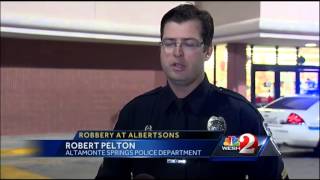Suspect robs Albertsons, threatens employees with note