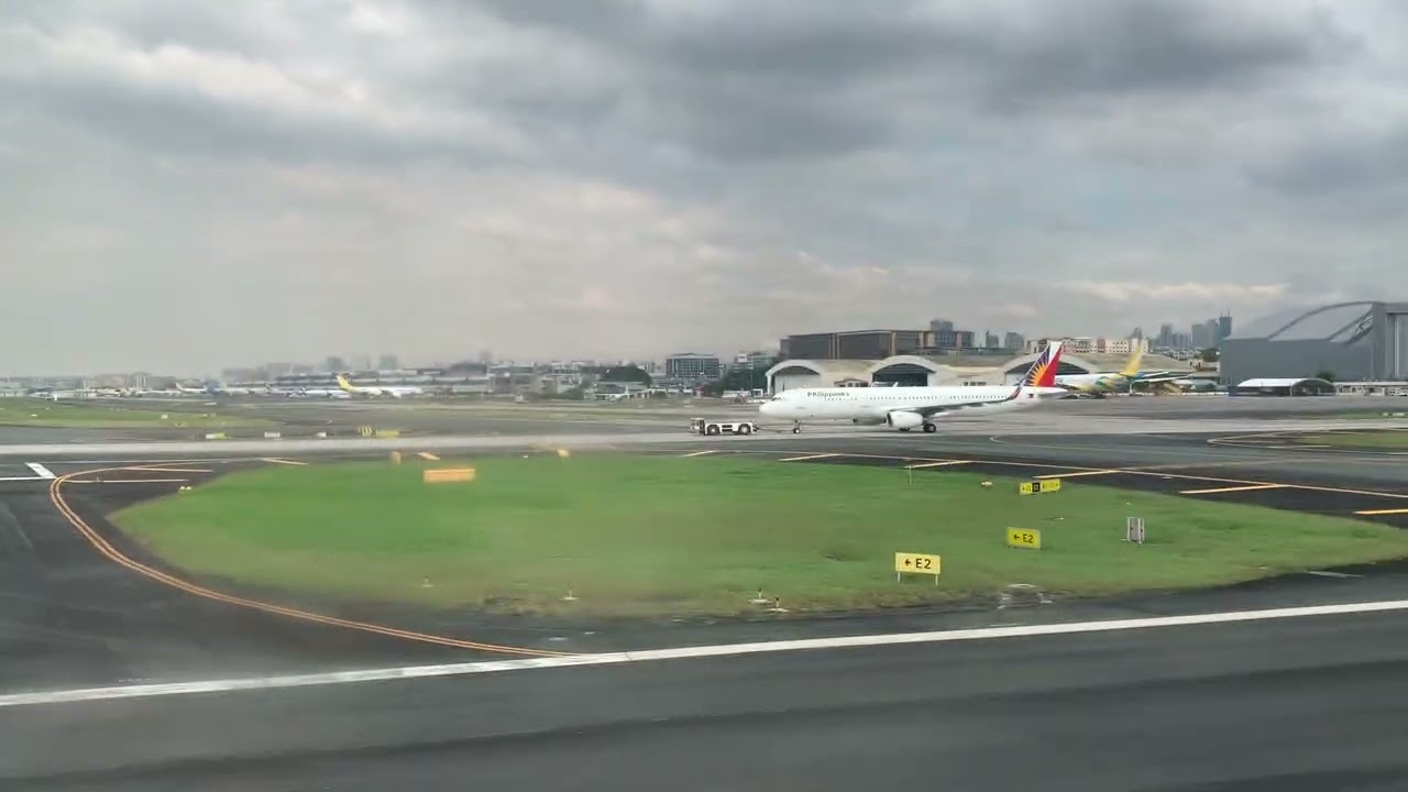 below the wings of OZ 701 Incheon to Manila