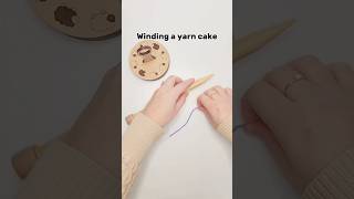 Winding a yarn cake by hand