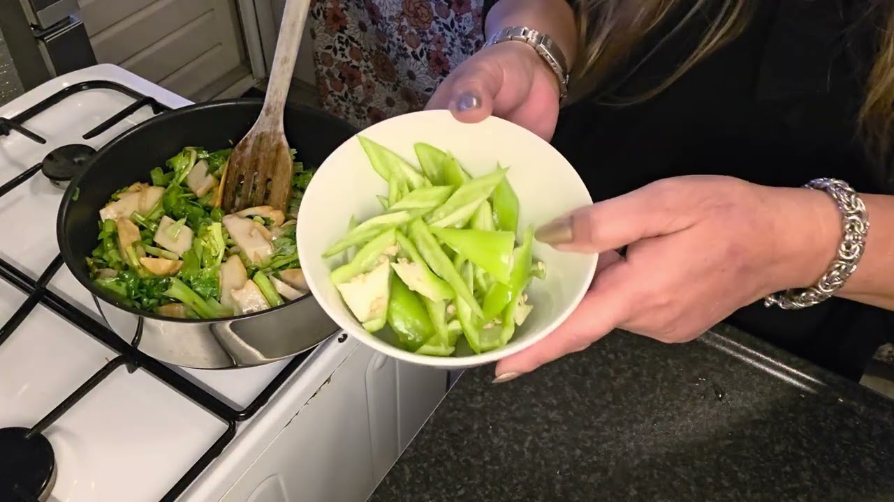 มาทานข้าวด้วยกันจ้า วันนี้ ง่ายๆผัด ปลาไส่ผักอร่อยๆ😋😋