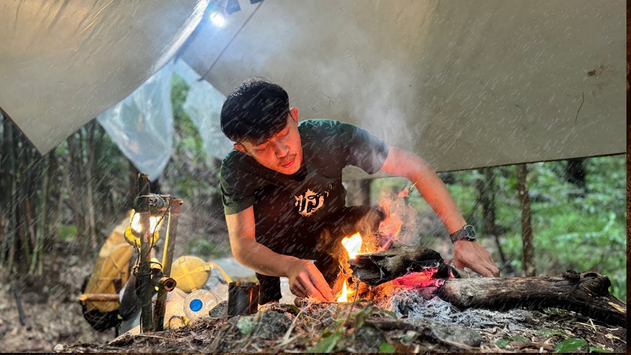 ติดฝนอยู่กลางป่าต้องรีบ!สร้างที่พักฉุกเฉินไว้นอนหลบฝน!ในบรรยากาศที่เย็นชุ่มฉ่ำ