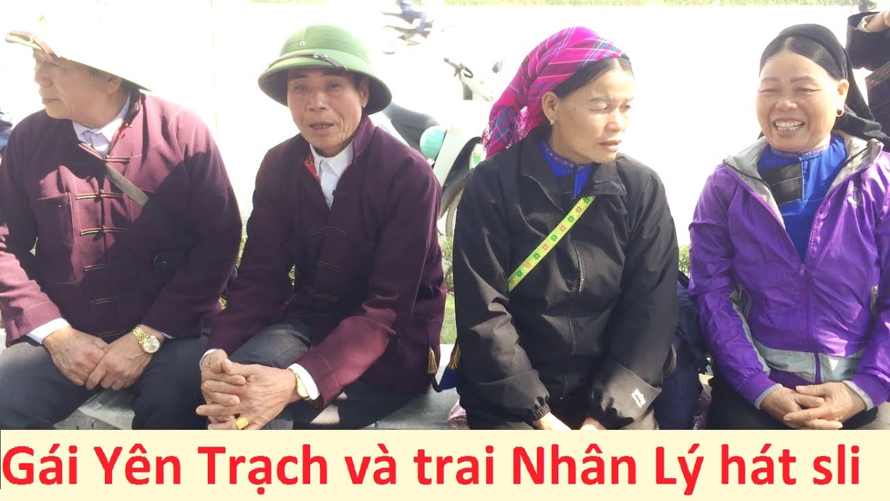 Первая пара, исполняющая песни в стиле сли на рынке Ки Луа.