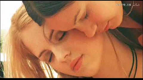 【小透明】【看电影】3分钟看Lesbian百合电影《同窗的爱/Fucking Åmål》，14岁的伊琳从小就住在欧摩小镇，生性活泼叛逆，后来认识班上的转学生安妮，她的人生整个改变了。 - 天天要闻