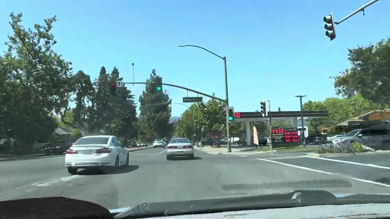 マウンテンビュー市のハイウェイから市街地へ