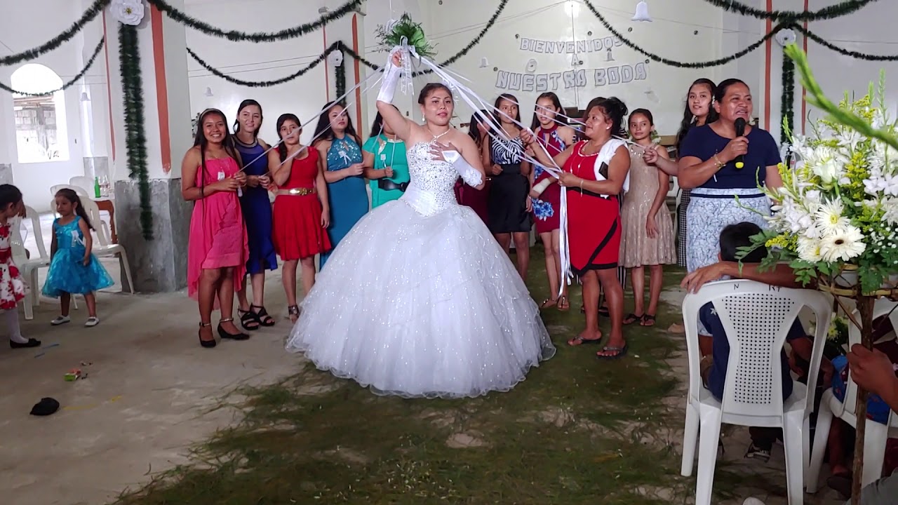 La Novia Lanzando El Ramo! Asi Se Celebran las Bodas En El Pueblo