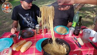 Fideos con salsa en el río