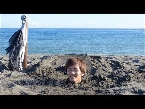 Once buried vertically on a sandy beach, you cannot escape - YouTube